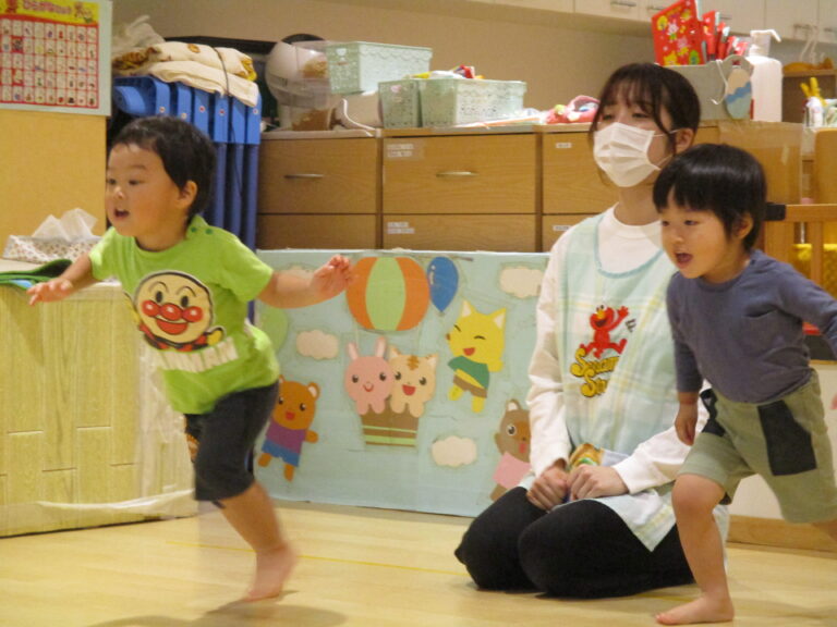 あめ組みんなでえいえいおー!(2歳児 あめ組)