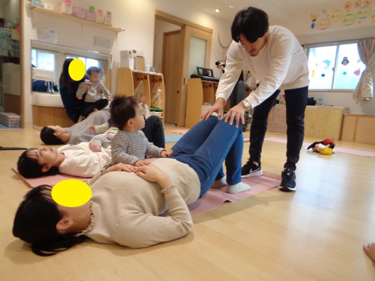身体を伸ばしてリフレッシュを♪親子ピラティス