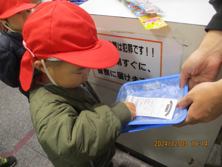 お買い物ならお手の物✨　（2歳児　あめ組）