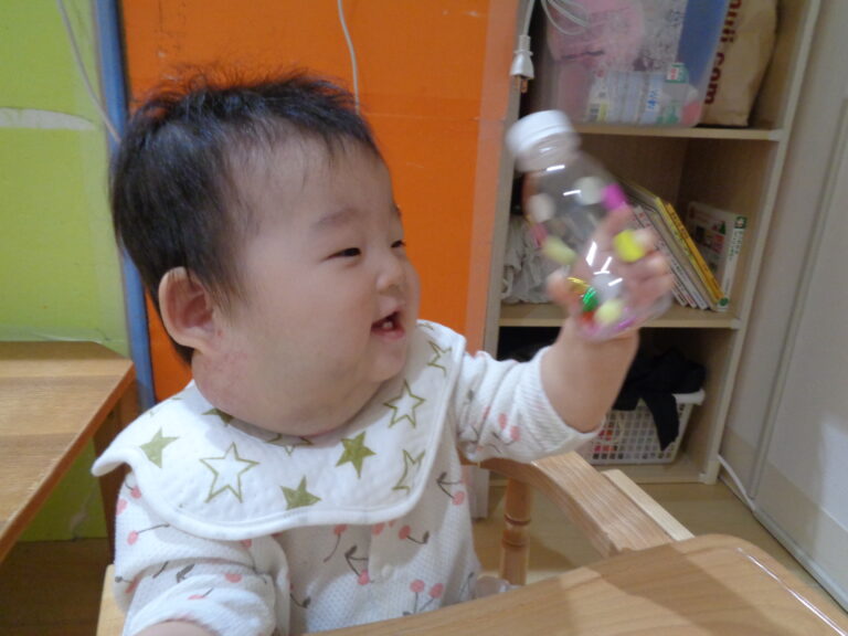 マラカスシャカシャカ♬(０歳児　うみ組)