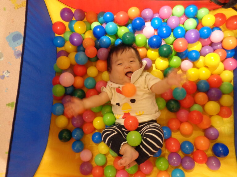 なにこれ！楽しいかも！（0歳児　うみ組）