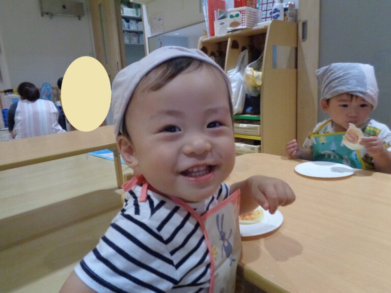 ６人のピザ職人の誕生！　トマトを使って②（1歳児だいちぐみ）