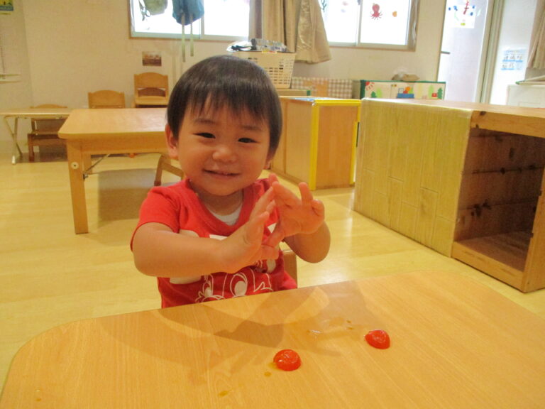 ミニトマトってどんな？？　トマトを使って①（1歳児だいちぐみ）