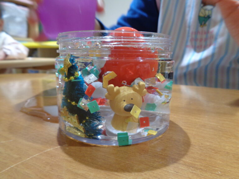 製作の前に？（０歳児　うみ組）