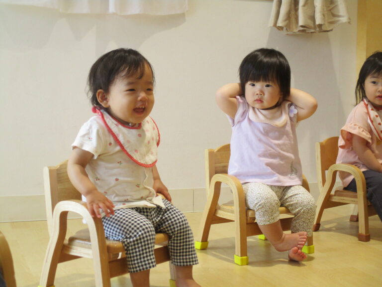 みんなでカスタネットづくり😊🎶（1歳児　だいちぐみ・0歳児　うみぐみ）