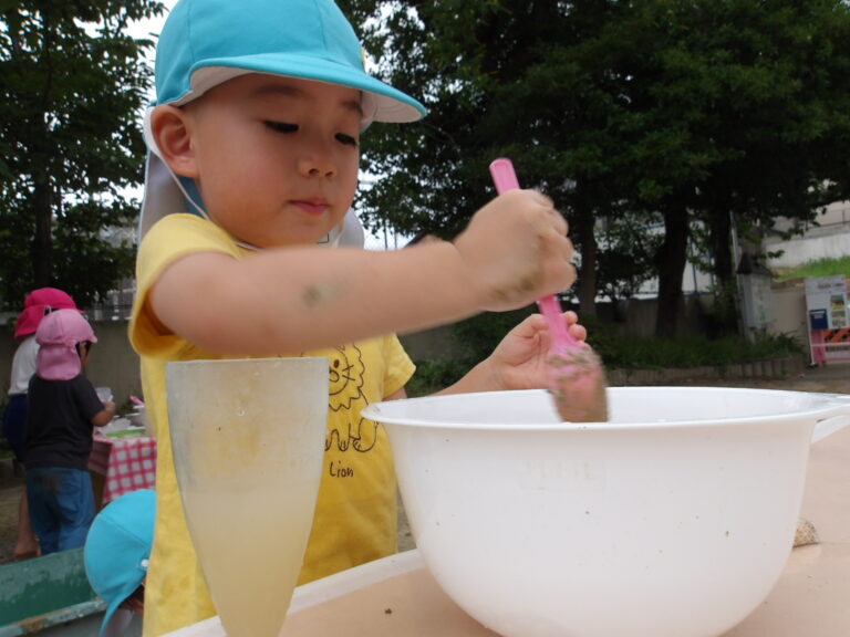 幼稚園との交流で夏気分を満喫♪(2歳児　あめぐみ)