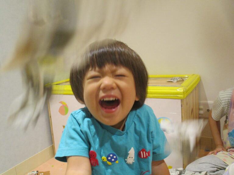 くしゃくしゃねじねじ!七変化の新聞遊び(1歳児だいちぐみ)