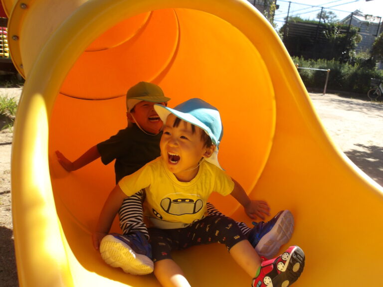 みんなと遊ぶと楽しいね（２歳児　あめ組）