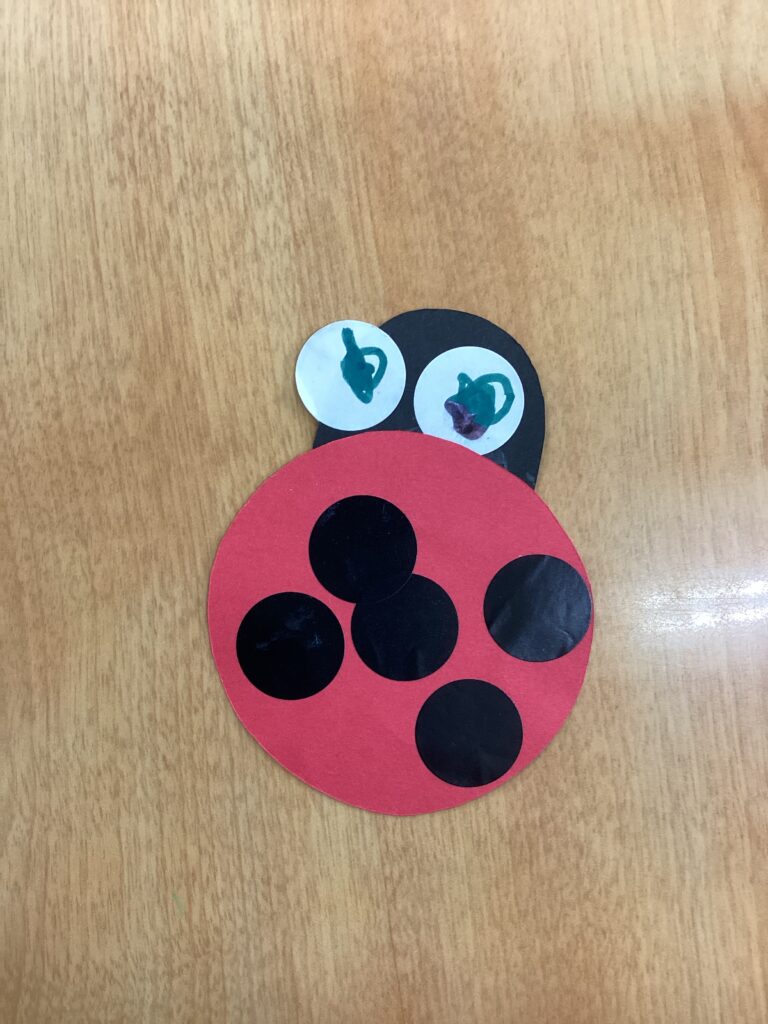 描いて押して貼って　　　　（しろくじらチーム 年少・年中児）