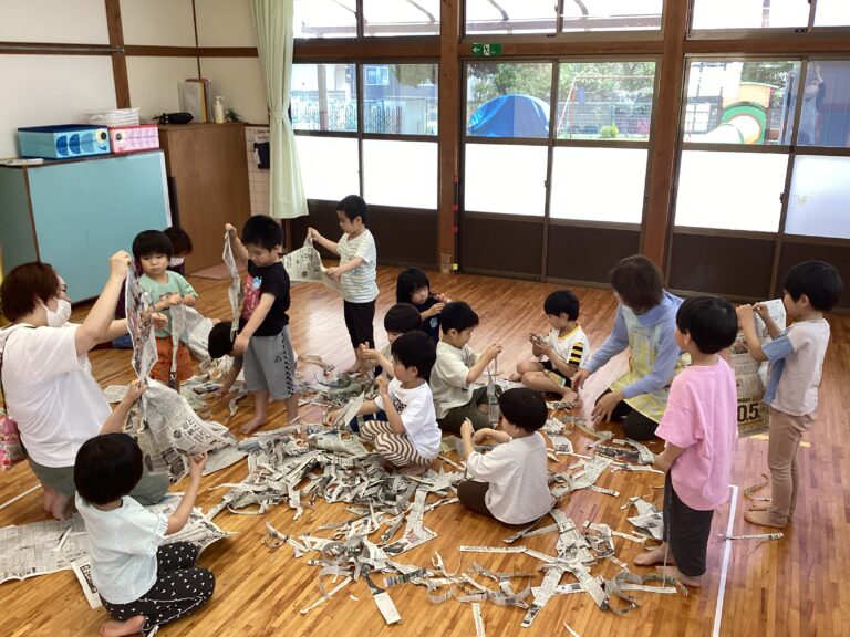 大好きな新聞遊び（あおくじらチーム）