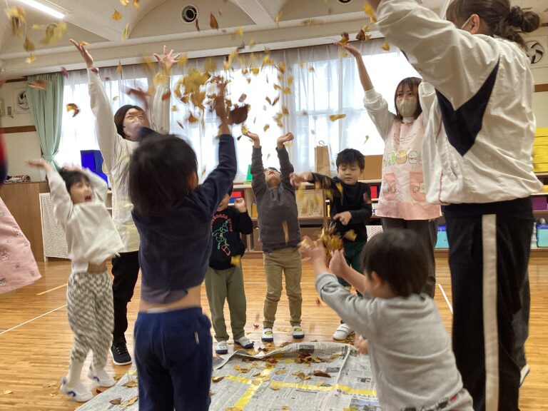 落ち葉🍂で遊ぼう（しろくじら）