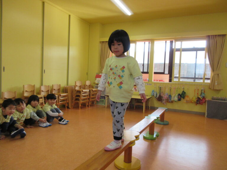 平均台にチャレンジ！(3歳児)