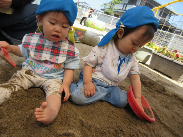 冷たい！くすぐったい！気持ちいい！(０・１歳児)