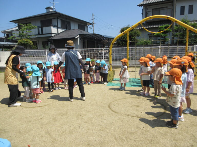 園庭ピカピカ大作戦！～草抜き対決をしました～　(3歳児・4歳児)
