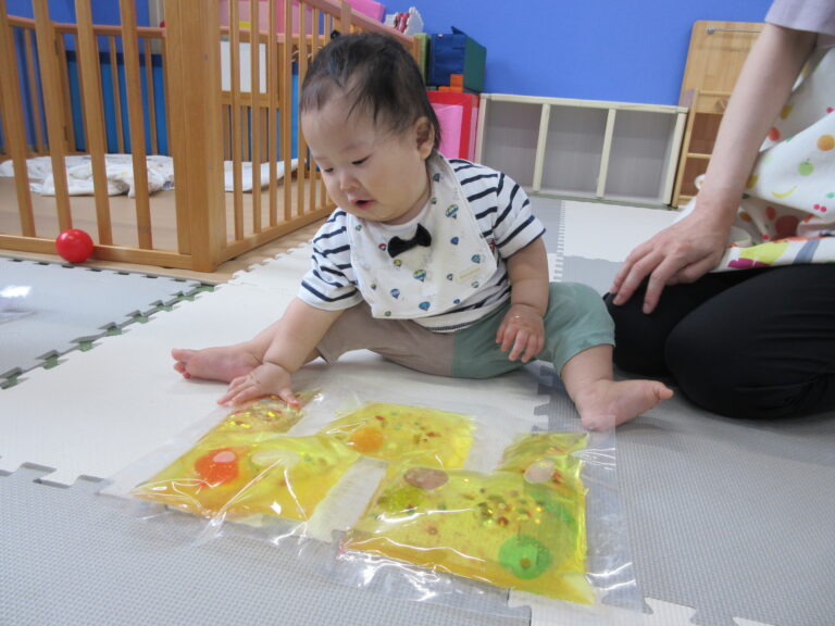 ひんやり気持ちいいね♪(0歳児)