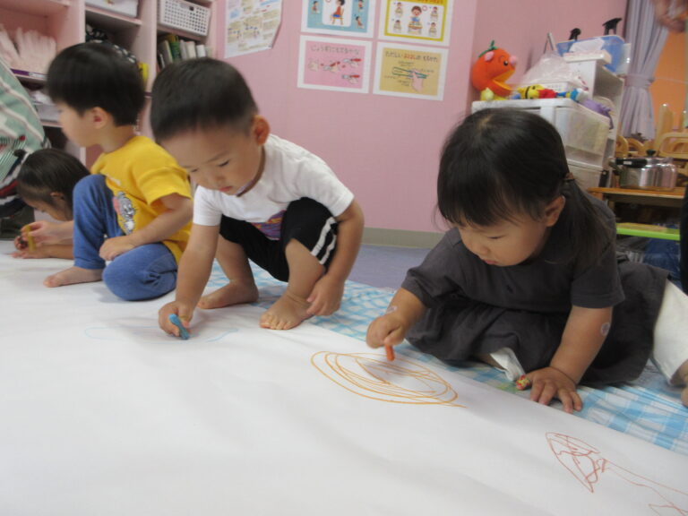 大きな画用紙で…🎨(2歳児)