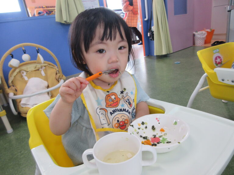 もぐもぐパクパク！食べるって楽しいね♪(0歳児)