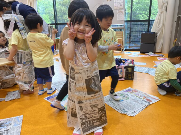 色を塗った新聞を変身させました！！そらチーム