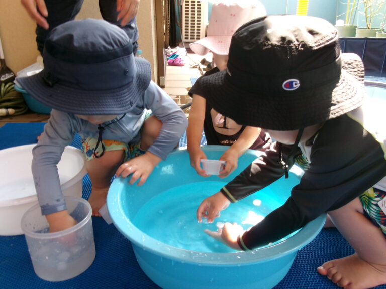 冷たくって気持ちいい～！氷遊び♪