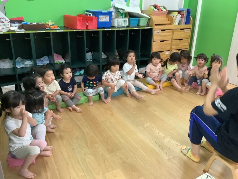 午後のおやつ後の2歳児さん