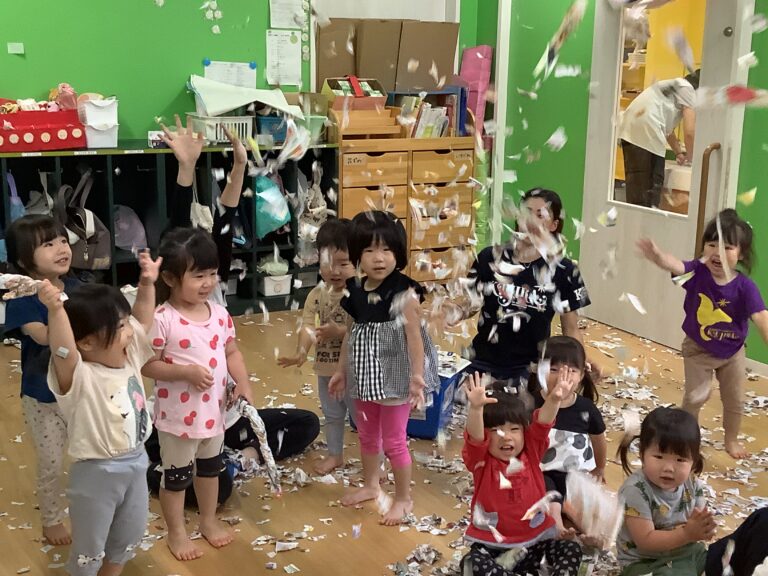 外は雨、中も雨