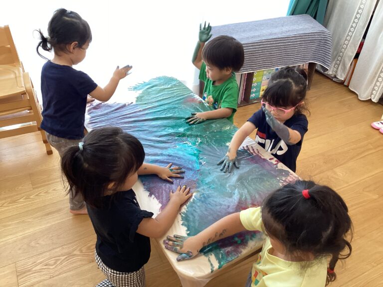 3歳児　フィンガーペインティング