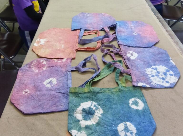 かばんに色をつけて…染色体験