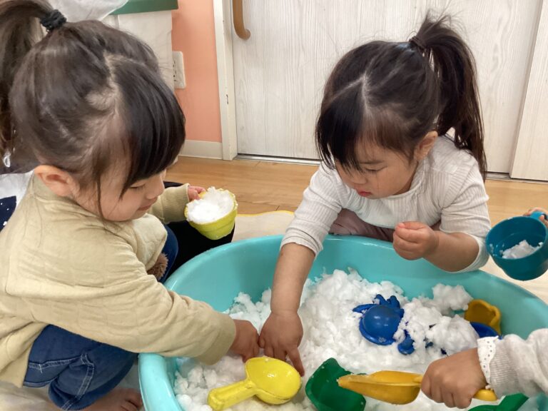 １歳児　だいちチーム　冷たい！白いフワフワ、これなぁに？