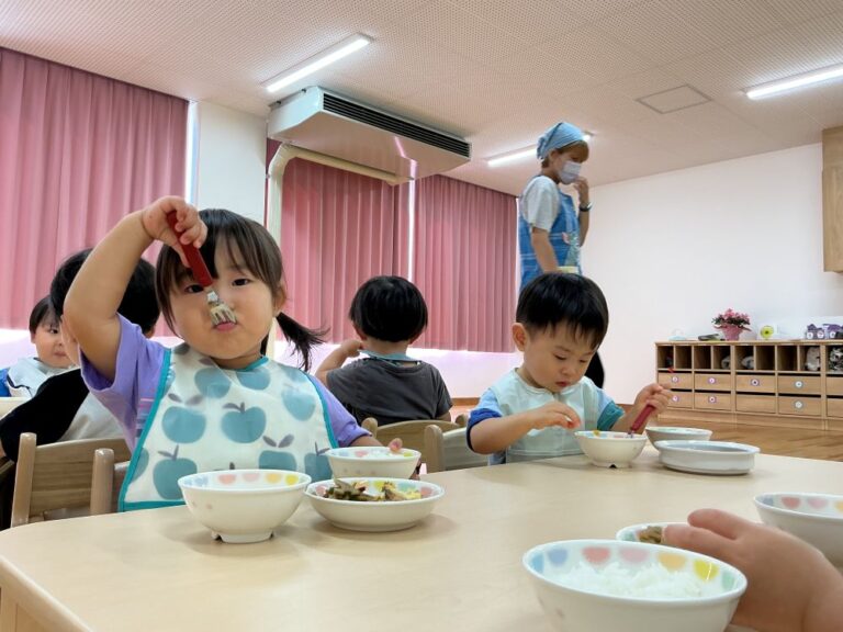 全園児　「みんなで食べると、美味しいね！初めての給食！」