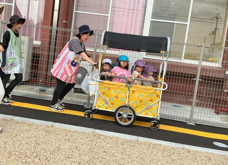 全園児「町散策へ　Let’ go」