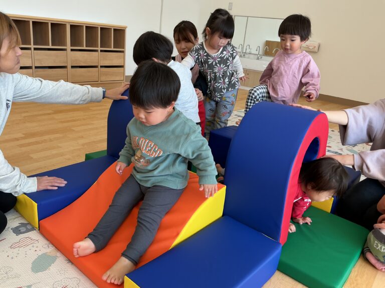 1.2歳児　アスレチックマット遊び
