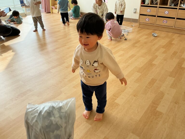 1.2歳児　ビリビリ楽しい、新聞遊び！