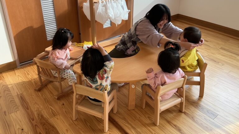 0歳児うみチーム「みんなでいただきます」