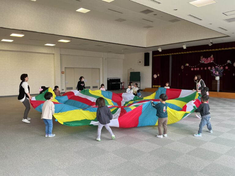 ４．５歳児　「初めてのパラバルーンに挑戦！」