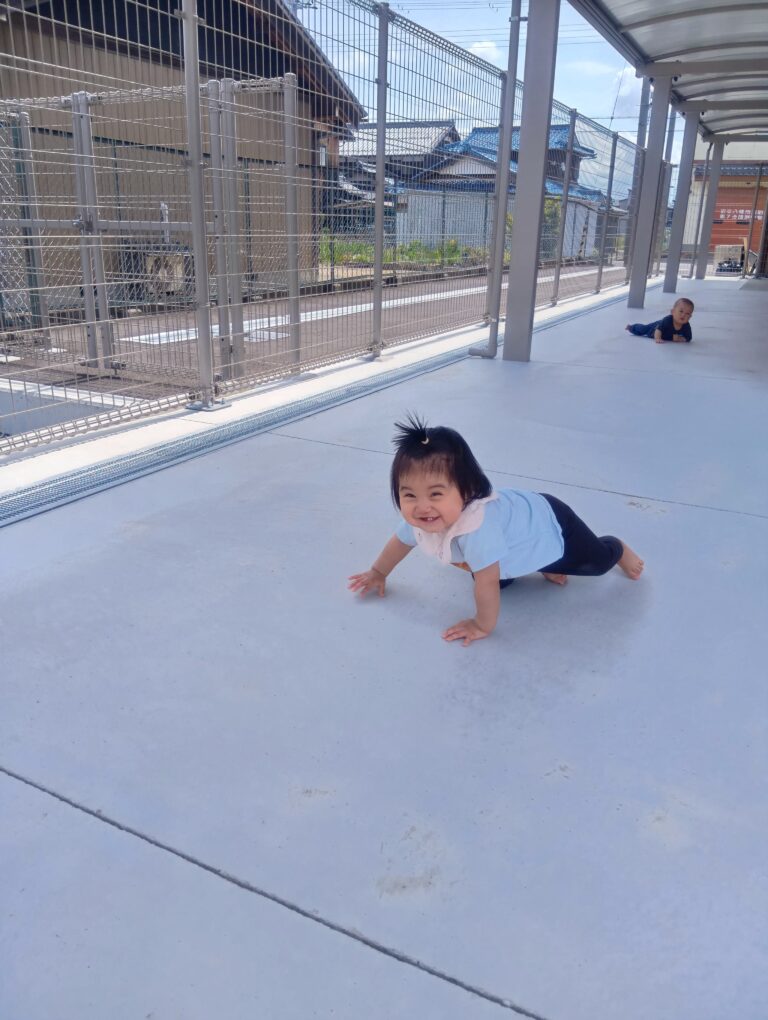 0歳児「初めての園外散歩」