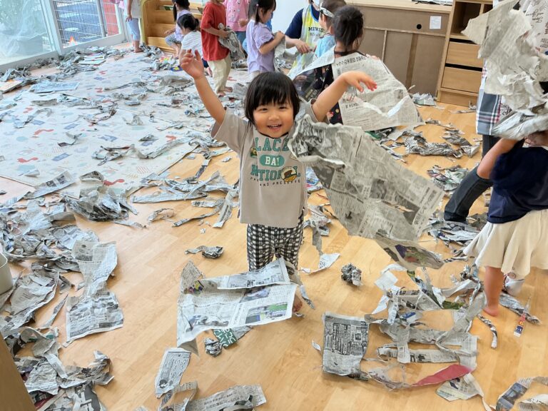２歳児あめチーム「新聞で遊ぼう！」