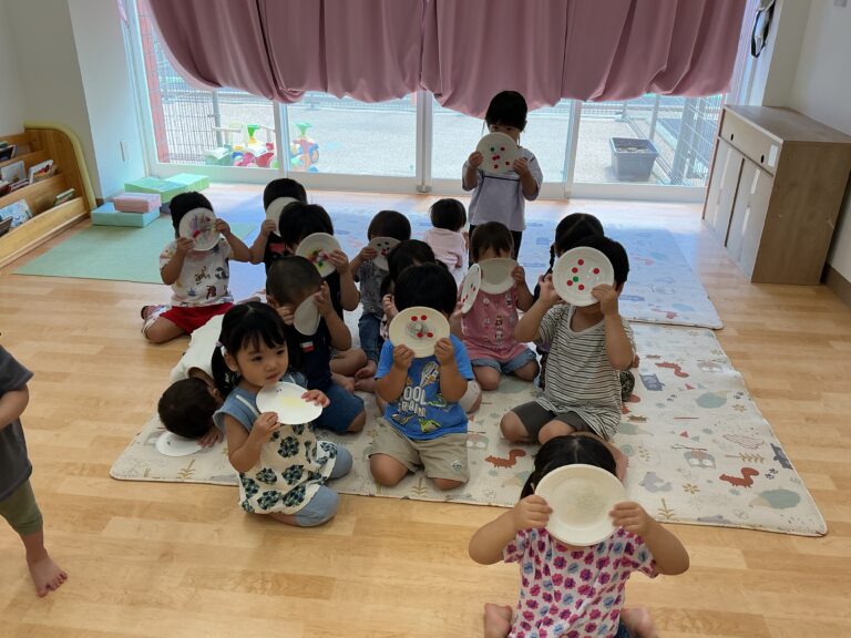 ２歳児あめチーム「さかなとうちわを作ったよ」