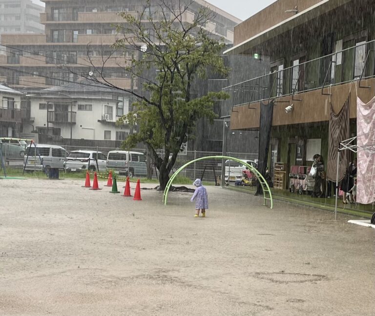 どしゃ降りの中…