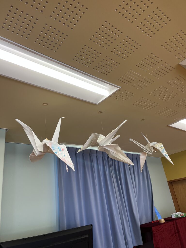 新しい友達と折り鶴作り。平和だからできること。