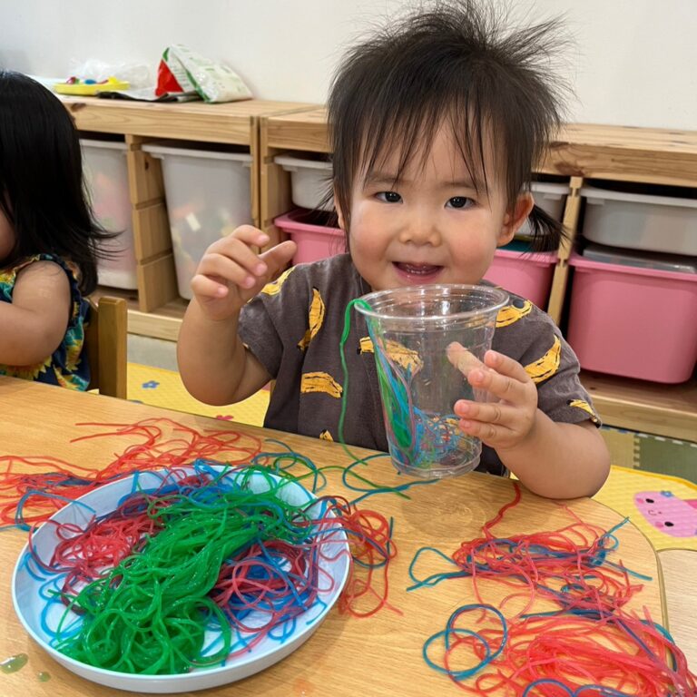 ツルツル春雨あそび☺️(1歳児🐬)