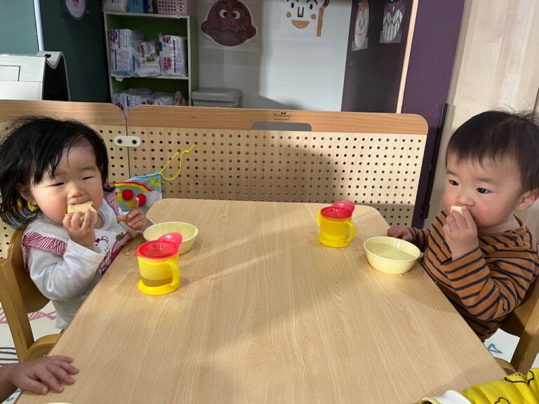 おやつ大好き😋！(0歳児🦦)