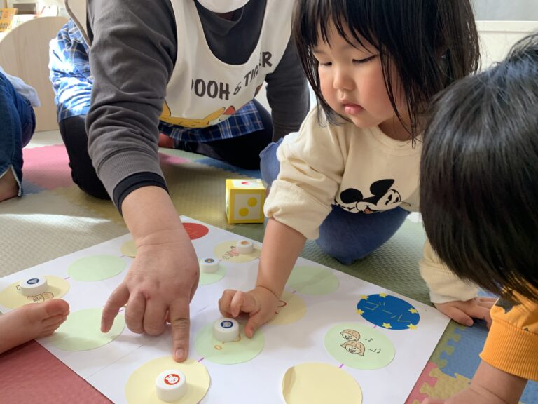 <strong>すごろくあそびを楽しもう</strong>🎲<strong>(2歳児</strong>🐳<strong>)</strong>