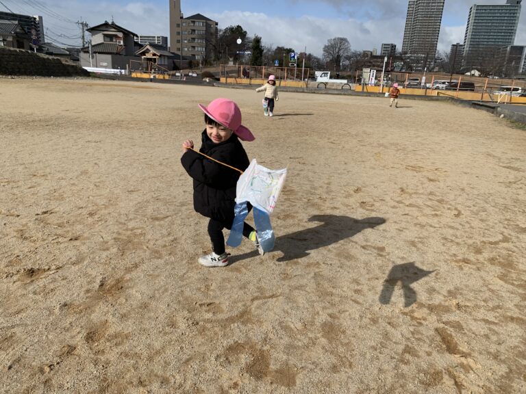 <strong>凧を揚げよう🪁(2歳児🐳)</strong>