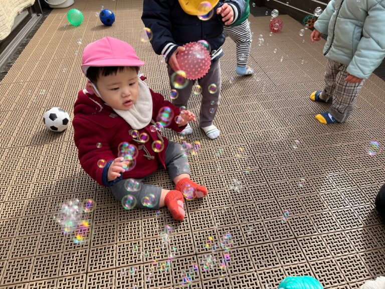 保護中: テラスで遊ぼう🫧(0歳児🦦)