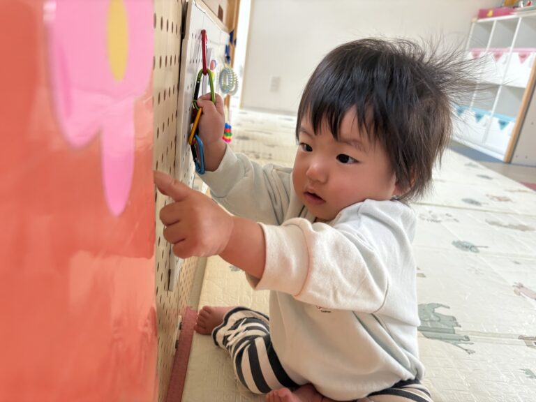 保護中: ビジーボードで遊んだよ🌟(0歳児🦦)