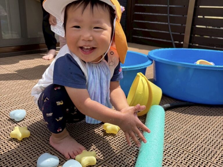 保護中: プールよりも一足先に、テラスで水遊び❗️（1歳児🐬）