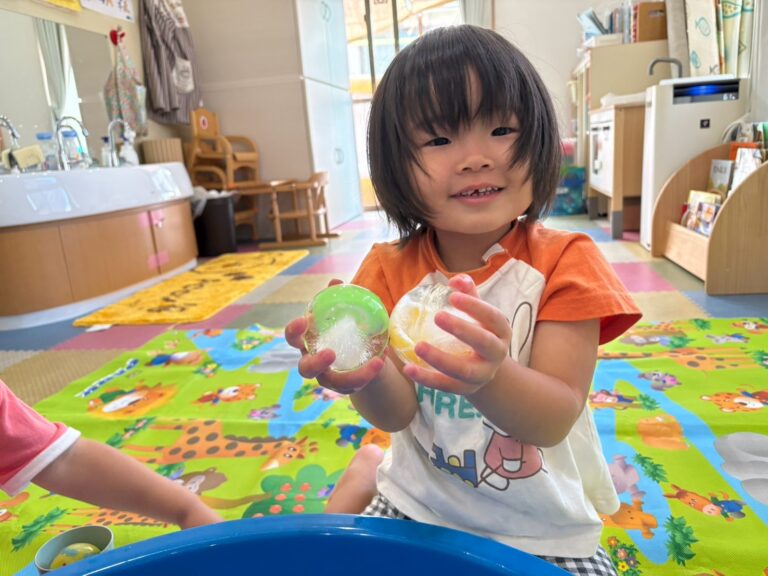 保護中: 氷遊びをしました🧊(2歳児🐳)