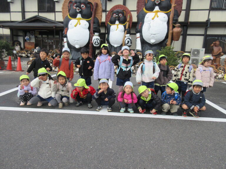 たぬき村で絵付け体験！