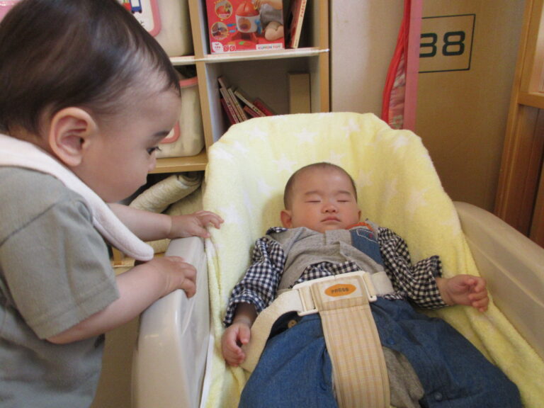 何だか、ぼくたち気になる！（0歳児）