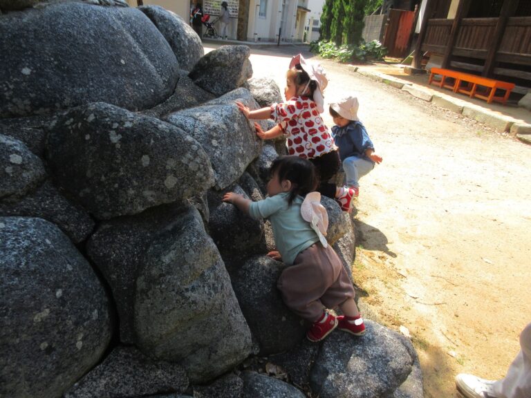 お散歩で湊神社へ(１歳児）